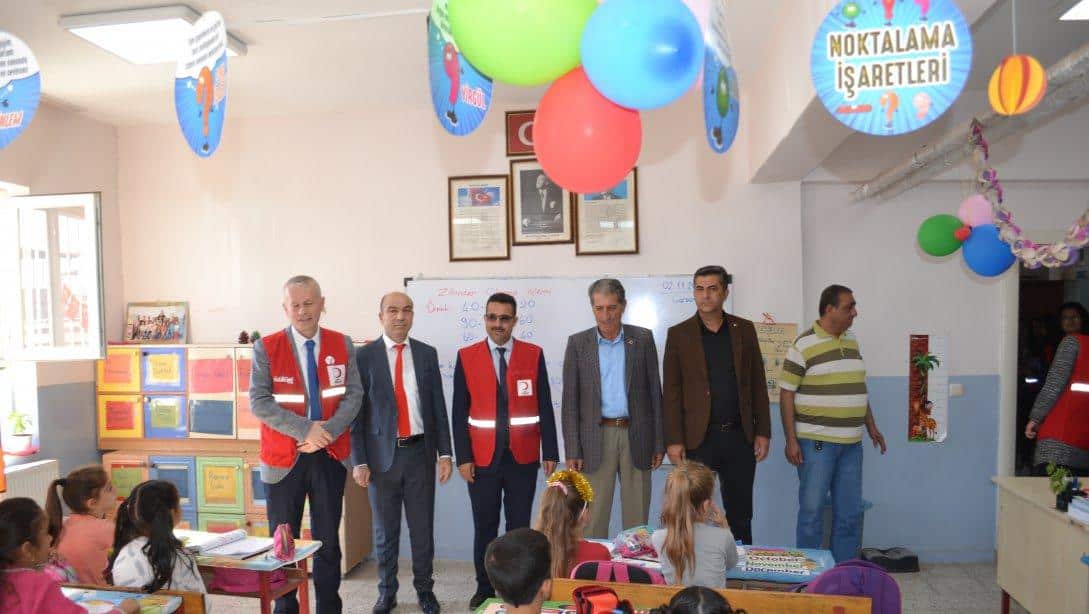 İlçe Milli Eğitim Müdürü Kemal CEYLAN Gazi İlkokulu'nu Türk Kızılay Kırıkhan Şubesi İle Birlikte Ziyaret Ettiler.