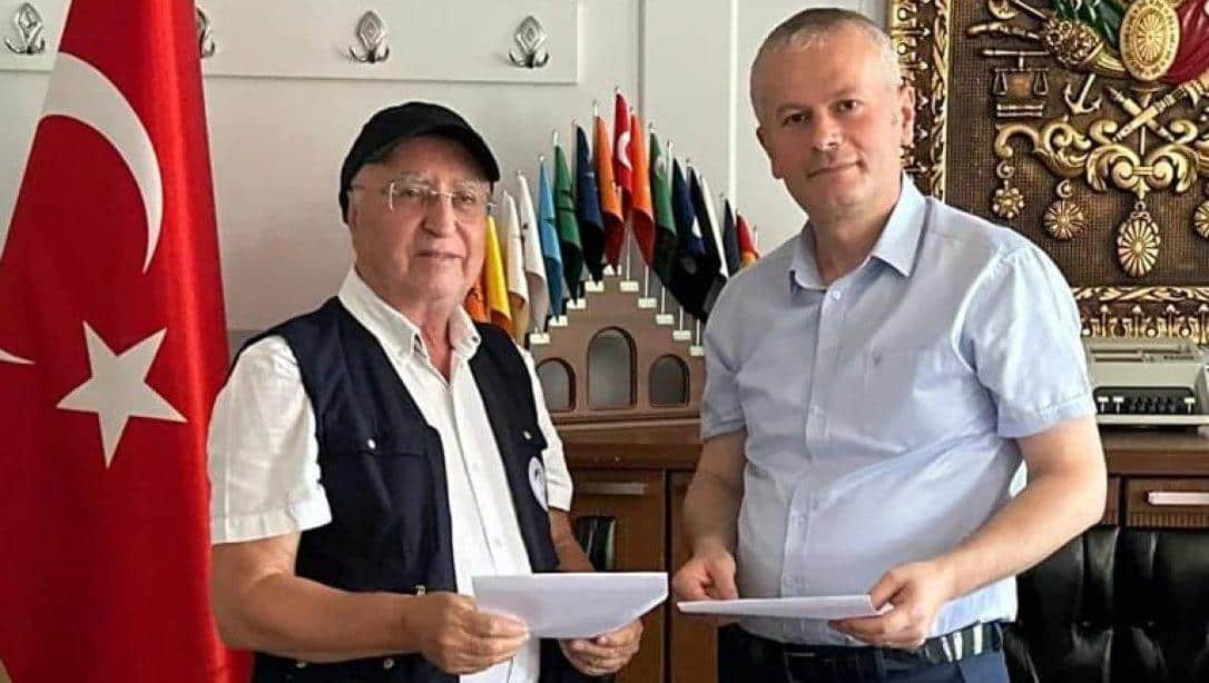 İlçe Milli Eğitim Müdürümüz Sayın Kemal CEYLAN ,Uluslararası Mavi Hilal İnsani Yardım ve Kalkınma Vakfı Başkan Vekili Muzaffer BUCA'yla protokol imzalamıştır.