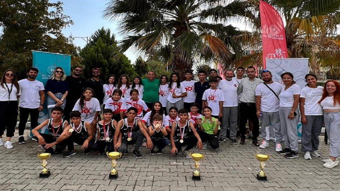 Okullararası Kros yarışmalarında Yörükler Anadolu Lisesi öğrencilerimiz hem ferdi hem takım halinde Hatay Şampiyonu oldu.
