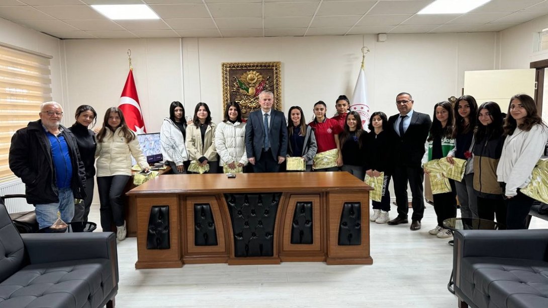 İlçe Milli Eğitim Müdürümüz Sayın Kemal CEYLAN, Yörükler Anadolu Lisesi Kız Futbol Takımını makamında kabul etti. 