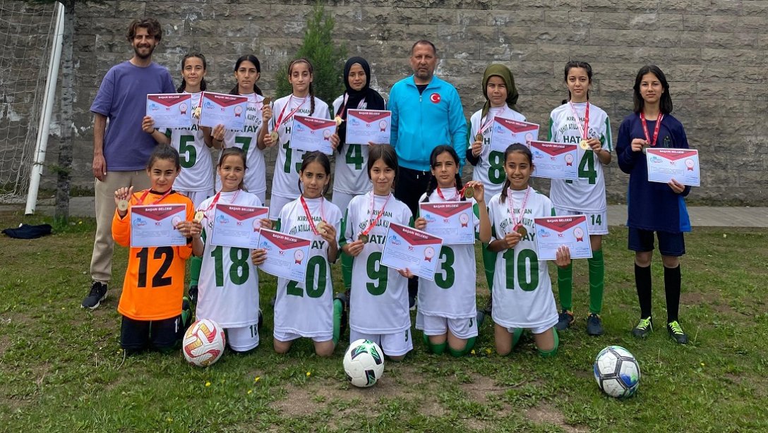 Okul Sporları Federasyonu tarafından Kayseri'de düzenlenen okullar arası Küçük Kız Futbol Grup Müsabakaları'nda ilçemizi temsil eden Şehit Atilla Kurt Ortaokulu Kız Futbol Takımı, grubu birincilikle tamamlayarak Türkiye Yarı Finaline yükselmiştir.
