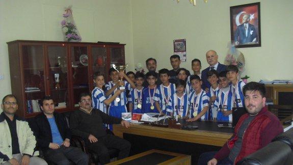 Okul Sporları Küçük Erkekler Türkiye Futbol Şampiyonasında Yunus Emre Ortaokulu Hatay Şampiyonu Olarak Bölge Finaline Yükselmiştir.