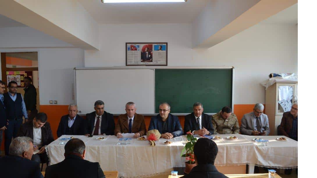 Vatandaşla Buluşma  Toplantısı  İlçe Kaymakamı Sayın Mahmuthan  ARSLAN Başkanlığında İlçe Milli Eğitim Müdürü  Sayın Kemal CEYLAN'nın da Katıldığı Toplantı Başpınar İlk ve Ortaokulunda Yapıldı