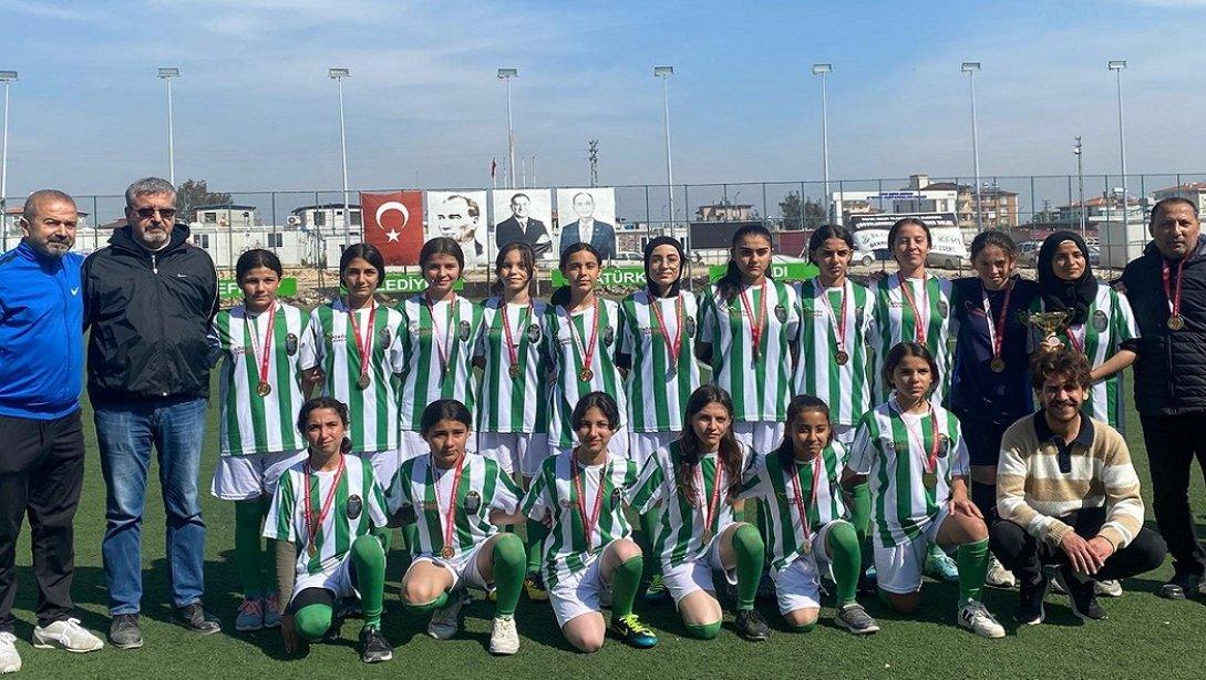 Antakya'da Düzenlenen Okullararası Yıldız Kız Futbol Müsabakalarında, İlçemiz Okullarından Şehit Atilla Kurt Ortaokulu Kız Futbol Takımı Hatay 1.si Olmuştur.