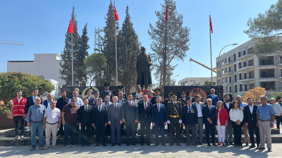 30 AĞUSTOS ZAFER BAYRAMI DOLAYISIYLA İLÇEMİZDE ÇELENK SUNMA TÖRENİ, ŞEHİTLİK ZİYARETİ VE KAYMAKAMLIK MAKAMI'NDA TEBRİKAT GERÇEKLEŞTİRİLDİ.