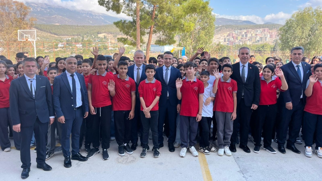2025-2026 EĞİTİM-ÖĞRETİM YILI AÇILIŞI VE İLKÖĞRETİM HAFTASI DOLAYISIYLA İLÇEMİZDE ÇELENK SUNMA TÖRENİ VE İLK DERS ZİLİ ÇALMA ETKİNLİĞİ GERÇEKLEŞTİRİLDİ.